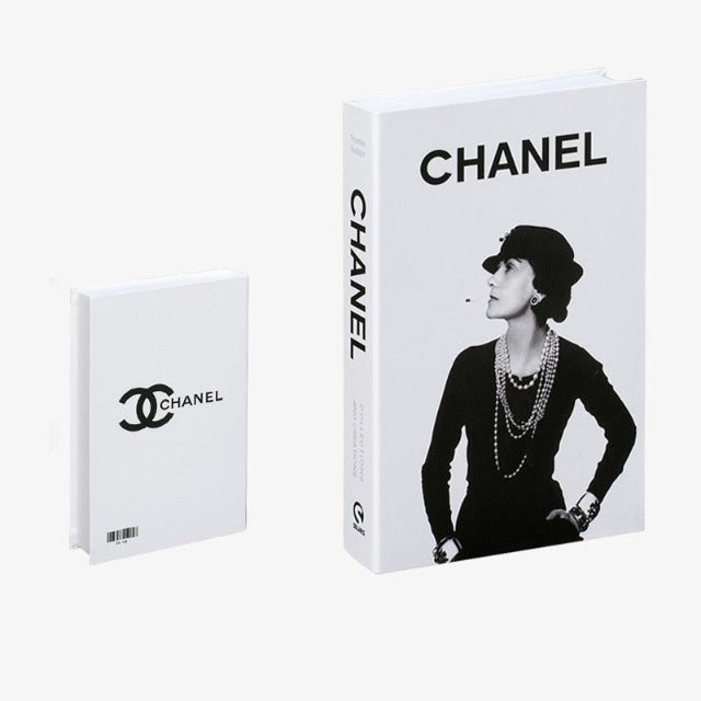 Decoracion de moda  Chanel book decor, Book decor, Coffee table books decor